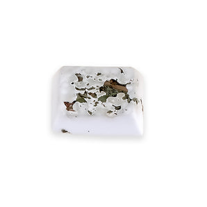 Living World Small Animal Mineral Block for Small Animals. Dandelion flavor. Size: 40g.