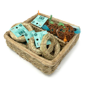Basket of hay wreaths (6 un) &amp; crazy bales (6 un) from Oxbow Enriched Life.