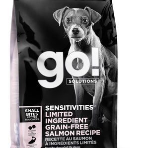 Nourriture sèche sans grains pour chiens PETCUREAN GO! SOLUTIONS Formule sensibilités alimentaires. Recette au saumon. Petites bouchées. Choix de formats.